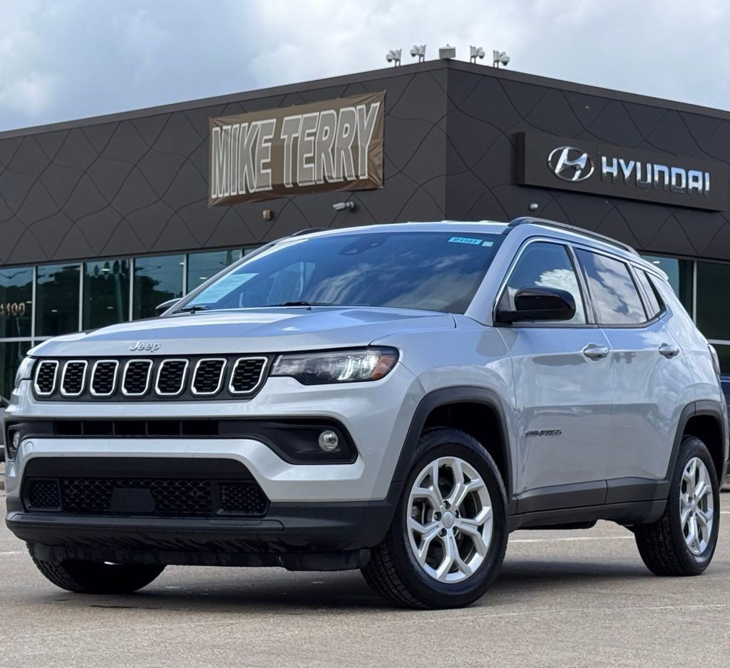 Silver Zynith Metallic Clearcoat 2024 Jeep Compass Latitude 4WD SUV / Crossover Four-Wheel Drive 8-Speed Automatic