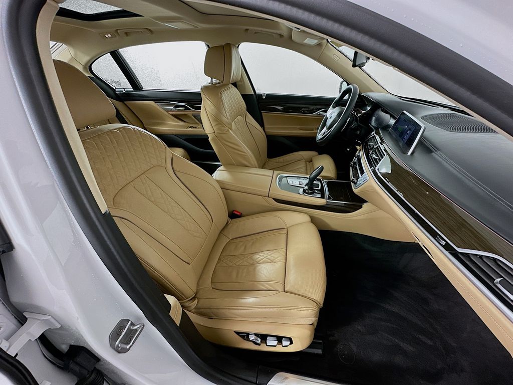 2022 BMW 7 Series 740i 29