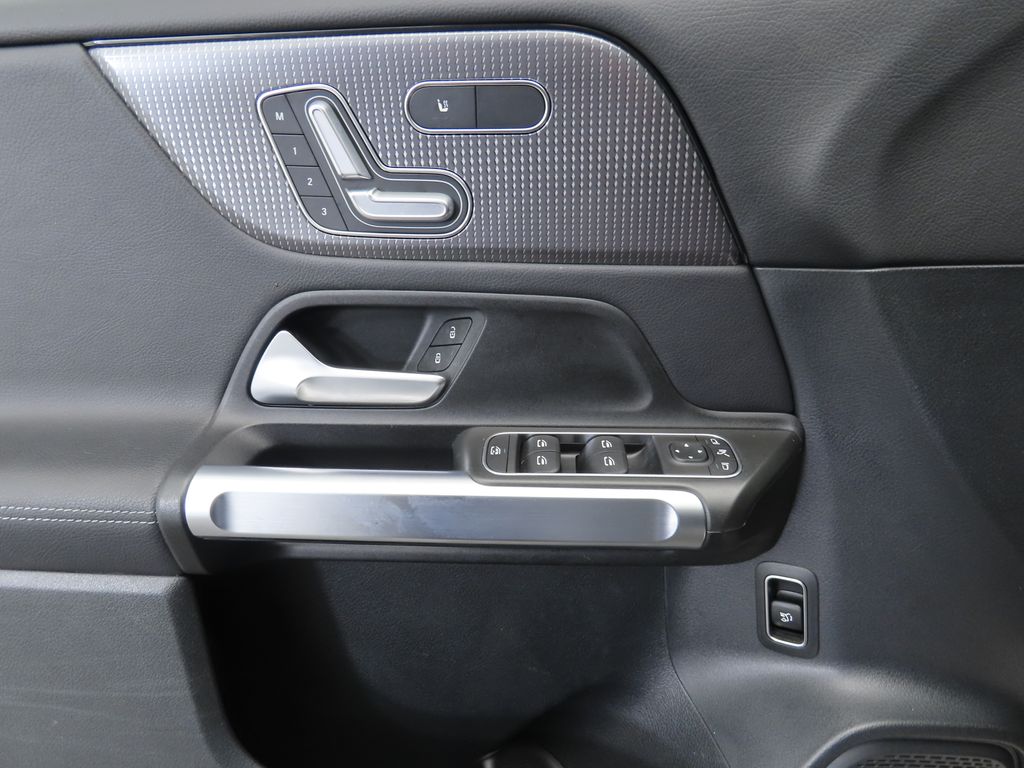 Thumbnail: 2022 Mercedes-Benz GLB - 21