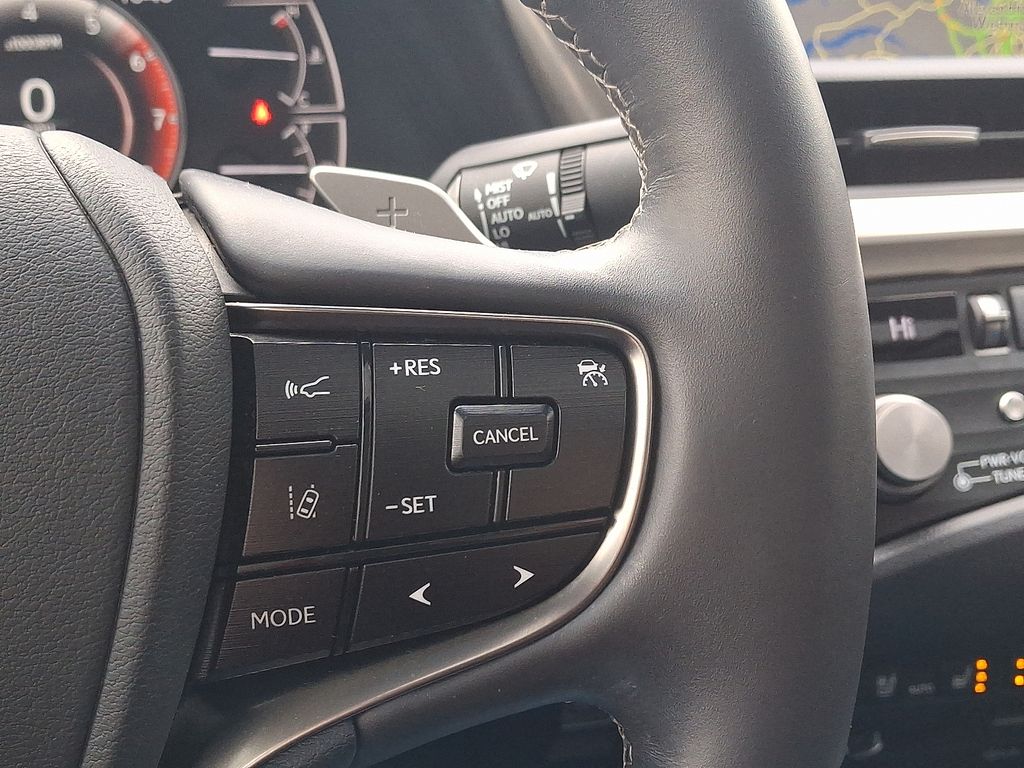 Thumbnail: 2021 Lexus ES - 23