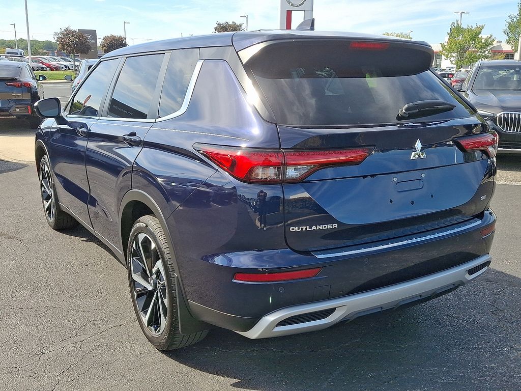 Thumbnail: 2023 Mitsubishi Outlander - 4