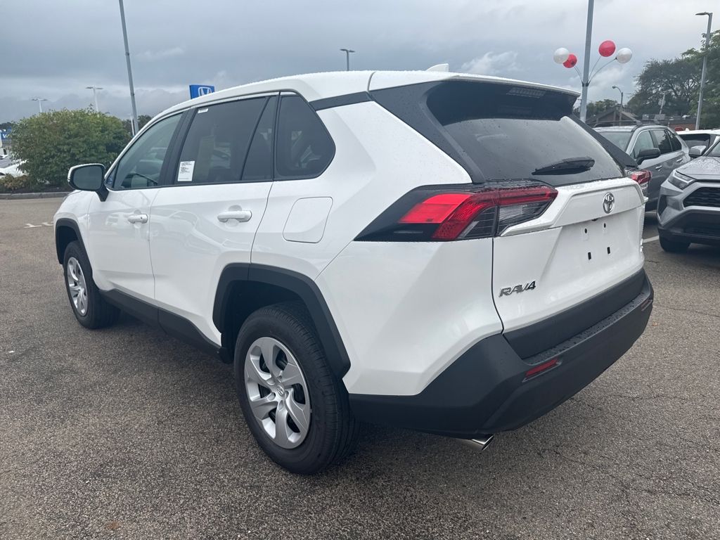 2025 Toyota RAV4 LE photo 5