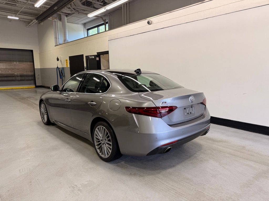 Thumbnail: 2019 Alfa Romeo Giulia - 3