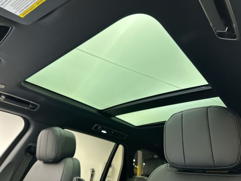 2025 Land Rover Range Rover SE 11