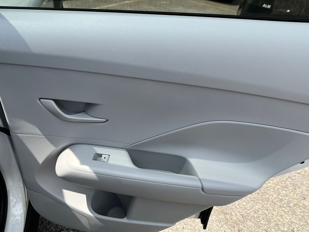 2025 Hyundai Kona SEL photo 15