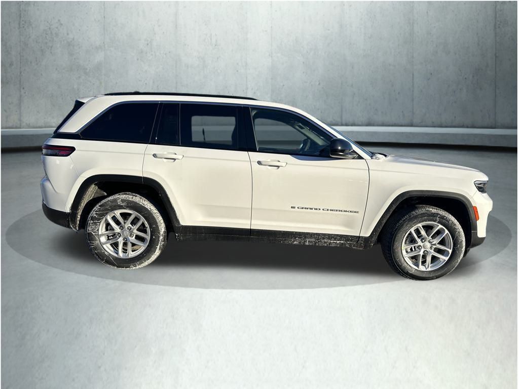 2025 Jeep Grand Cherokee Laredo photo 3