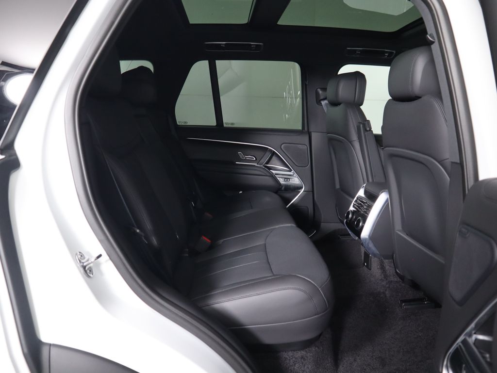 2025 Land Rover Range Rover SE 24