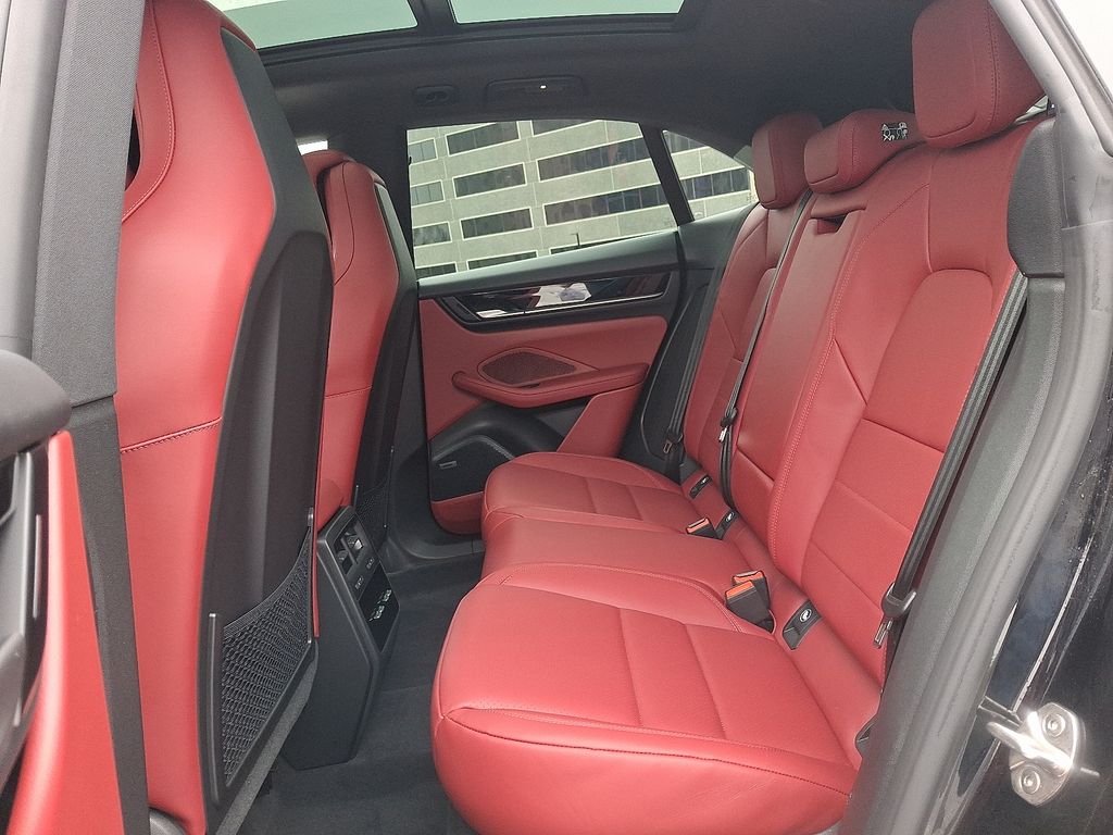 Thumbnail: 2026 Porsche Macan - 12