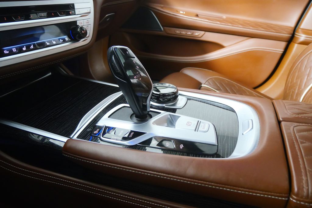 Thumbnail: 2021 BMW 7 Series - 30