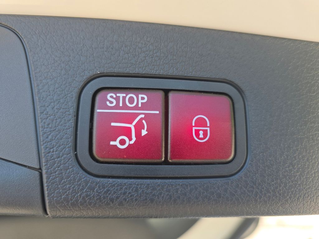 Certified Used 2025 White Mercedes-Benz GLB 250 image 18