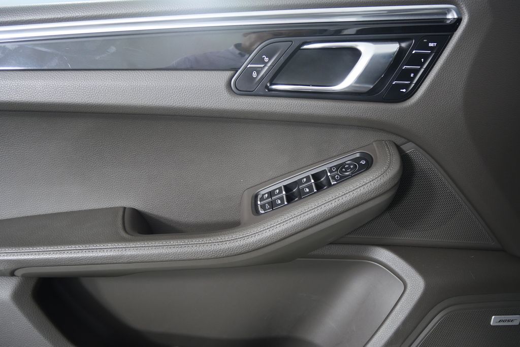 Thumbnail: 2016 Porsche Macan - 9