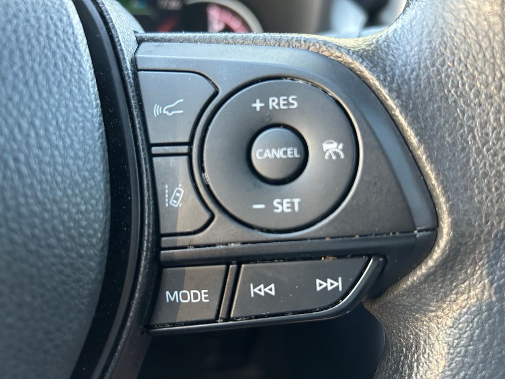 2023 Toyota RAV4 XLE 23