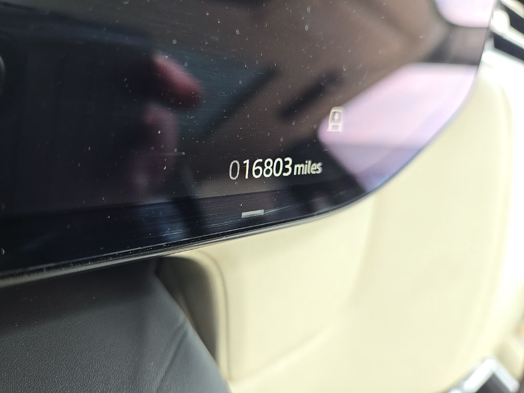 Certified Used 2024 White Land Rover Autobiography image 14