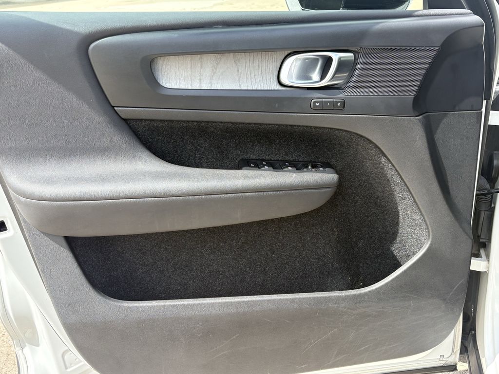 Used 2023 Crystal White Volvo B5 Plus Dark Theme image 10