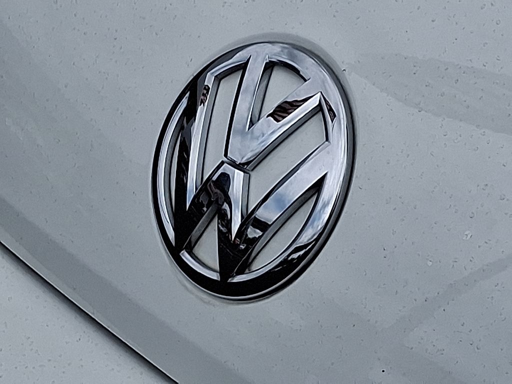 2017 Volkswagen Beetle S 29