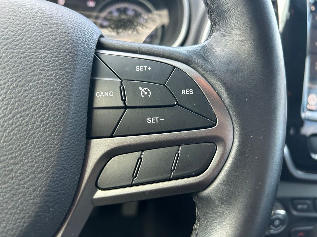 Thumbnail: 2019 Jeep Cherokee - 20