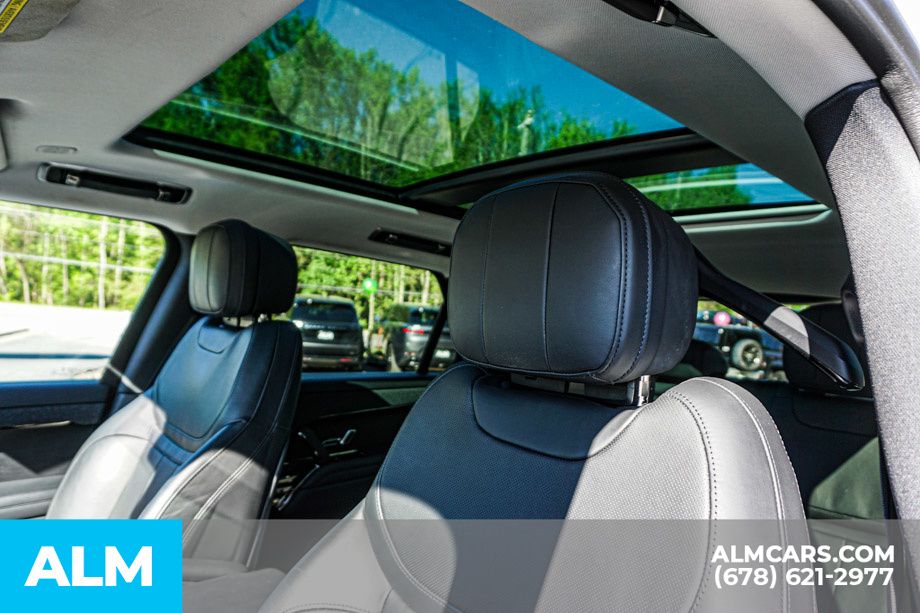Used 2023 White Land Rover SE image 18