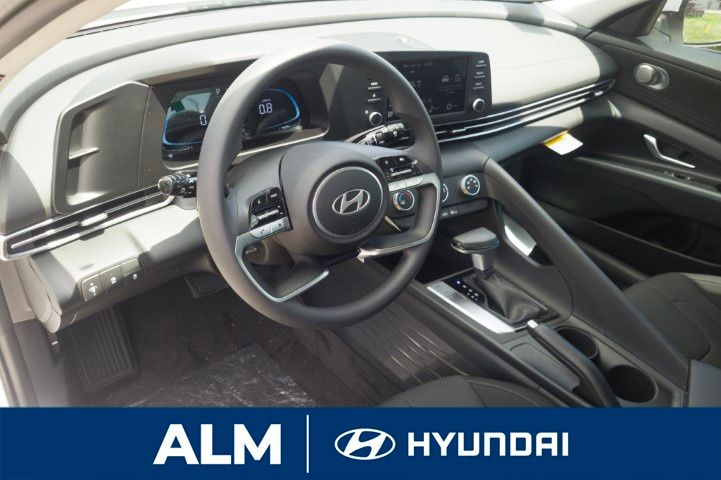 2025 Hyundai Elantra SE photo 6