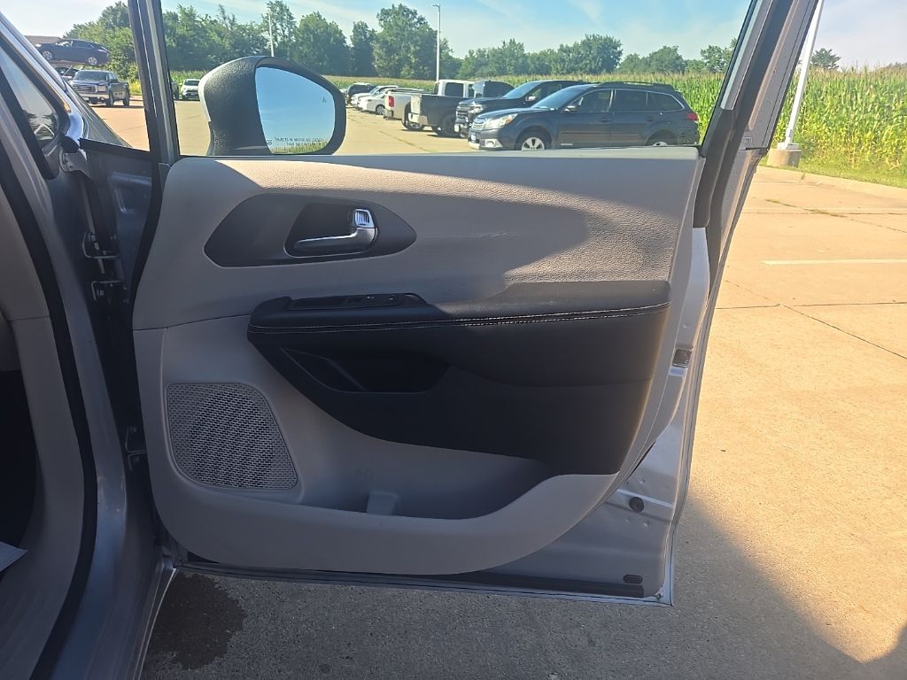 Used 2023 Chrysler Pacifica Van