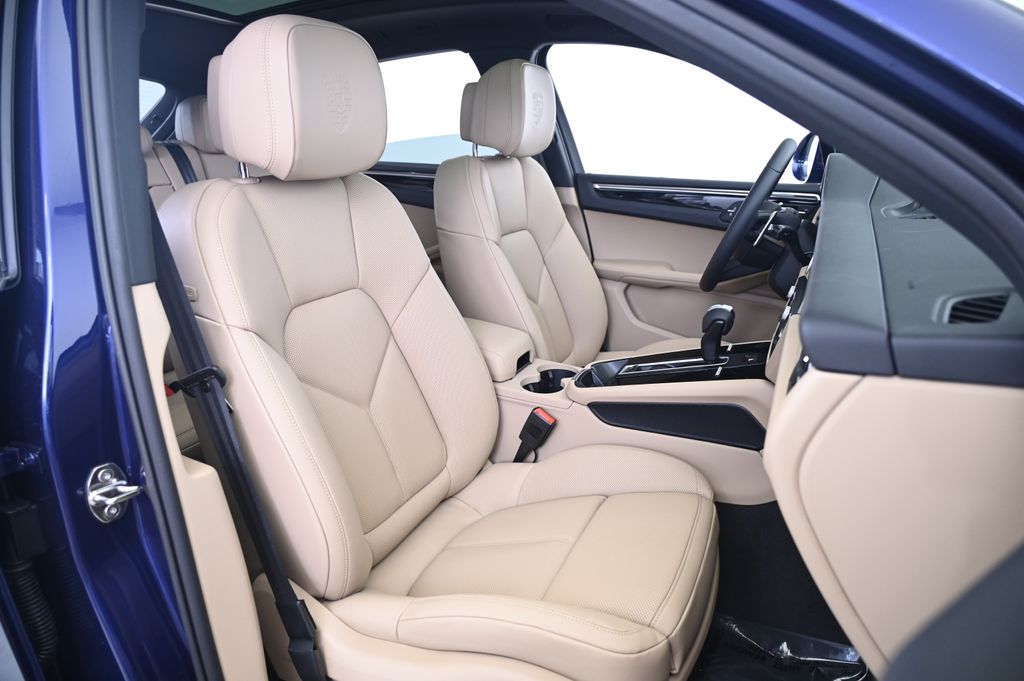 Thumbnail: 2025 Porsche Macan - 24