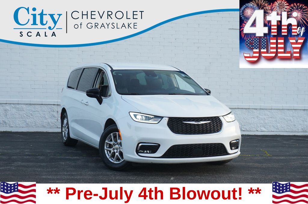 Bright White Clearcoat 2024 Chrysler Pacifica Minivan Front-Wheel Drive 9-Speed Automatic