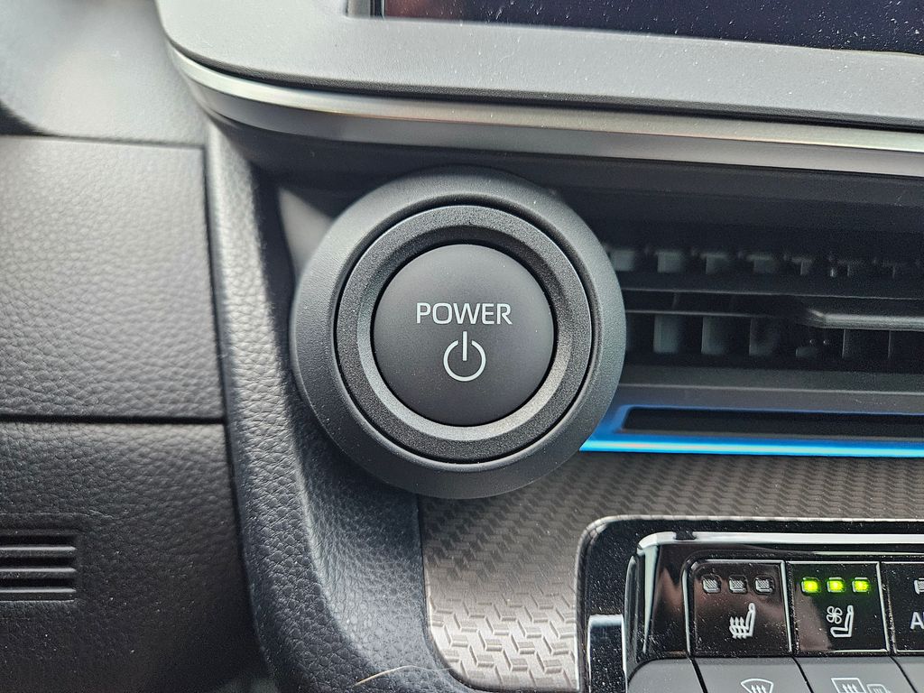 2025 Toyota Prius Limited 28