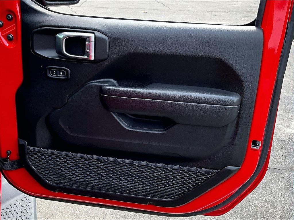 2023 Jeep Wrangler — photo 12