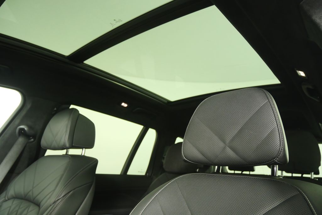 Thumbnail: 2023 BMW X7 - 10