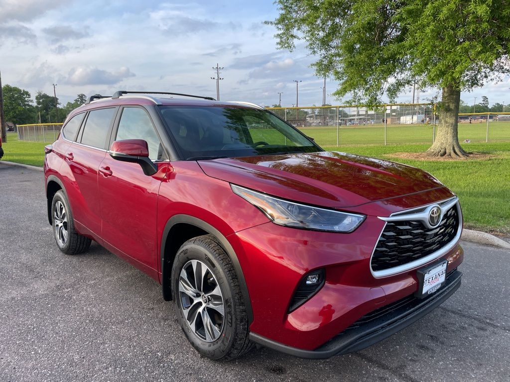 Red (Ruby Flare Pearl) 2026 Toyota Highlander SUV / Crossover 8-Speed Automatic