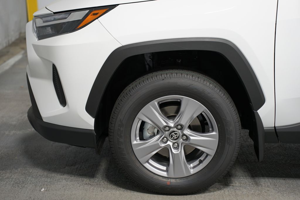 2025 Toyota RAV4 XLE 5