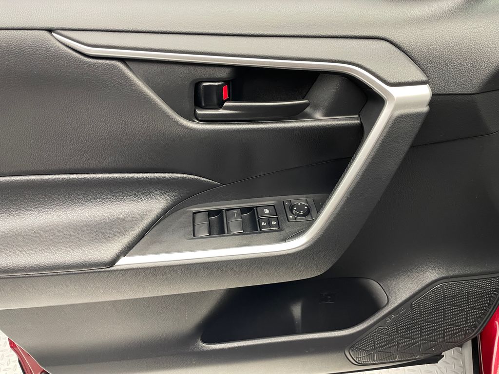 2021 Toyota RAV4 LE 9