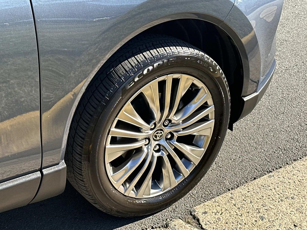 Thumbnail: 2023 Toyota Venza - 18