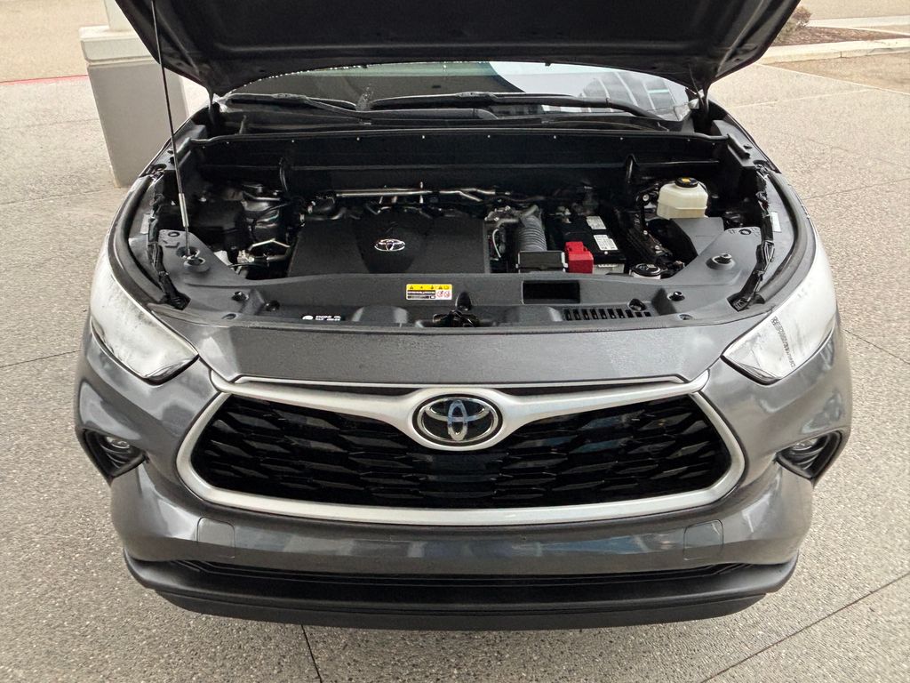 Thumbnail: 2022 Toyota Highlander - 32