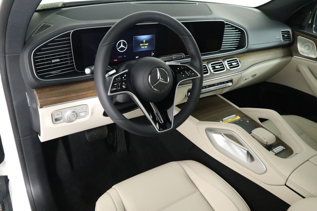 2025 Mercedes-Benz GLS 450 4MATIC 9