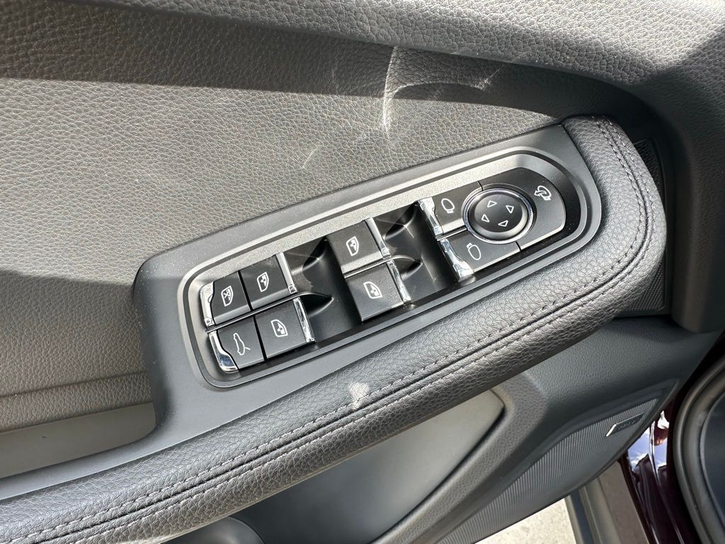 Thumbnail: 2026 Porsche Macan - 21