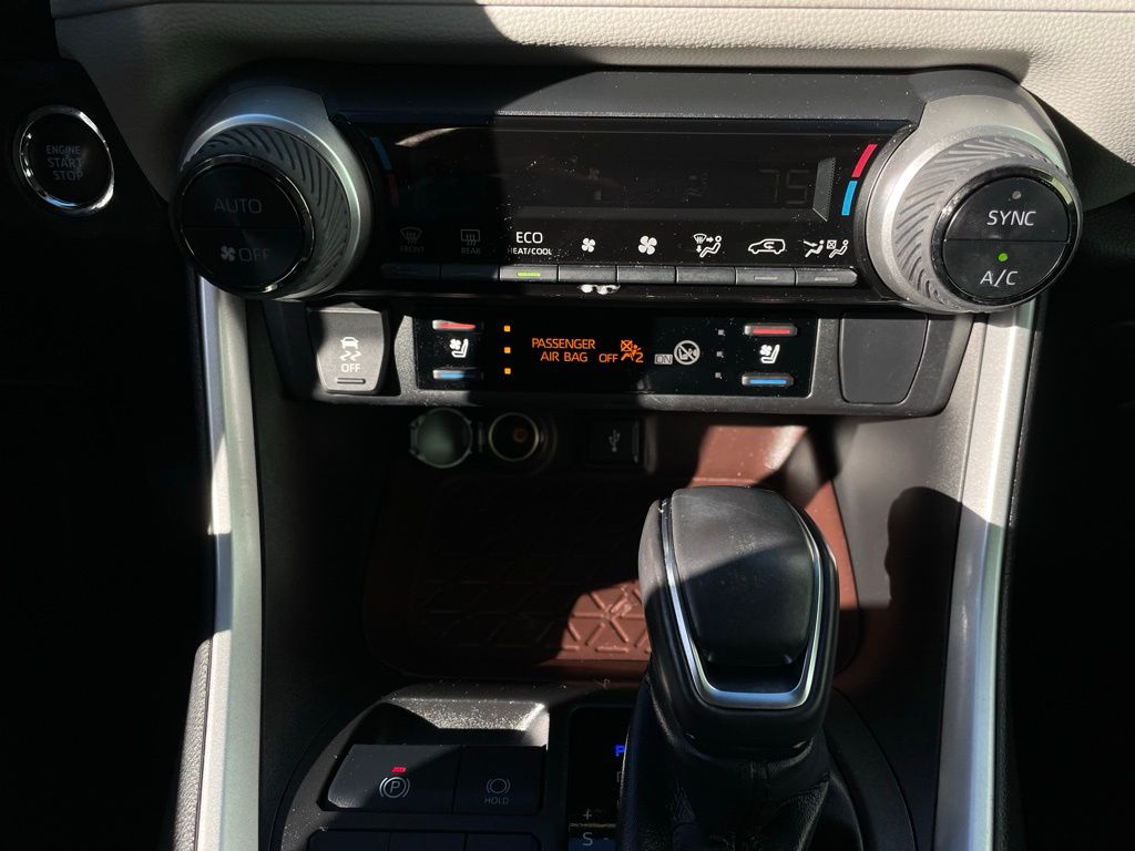 Thumbnail: 2022 Toyota RAV4 - 18