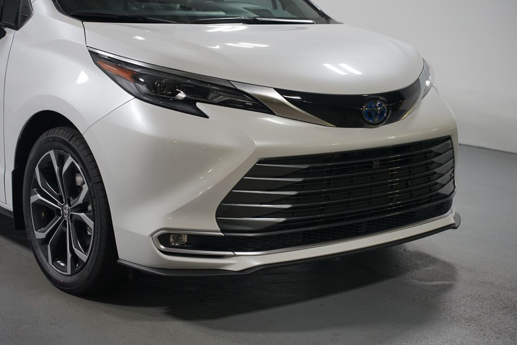 Thumbnail: 2025 Toyota Sienna - 4