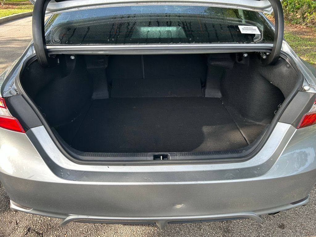 2020 Toyota Camry SE 10