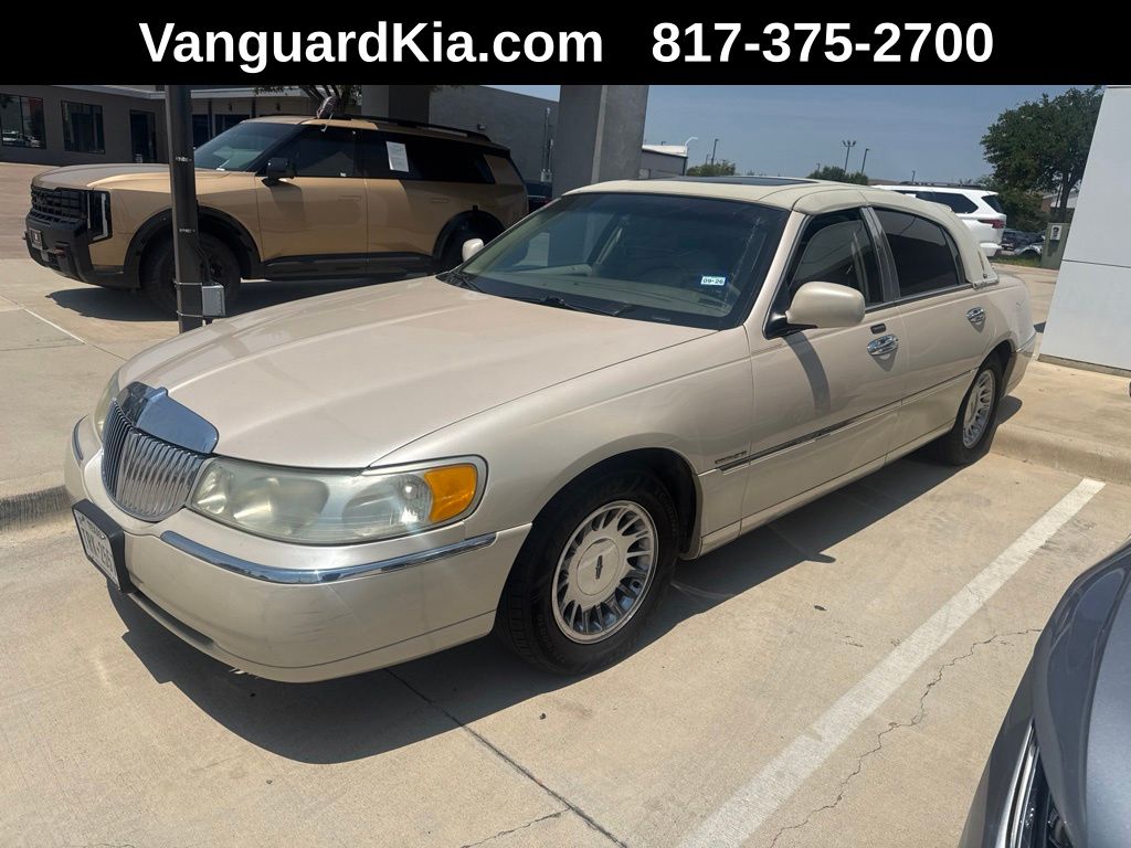 2001 Lincoln Town Car Sedan Rear-Wheel Drive 4-Speed Automatic Overdrive