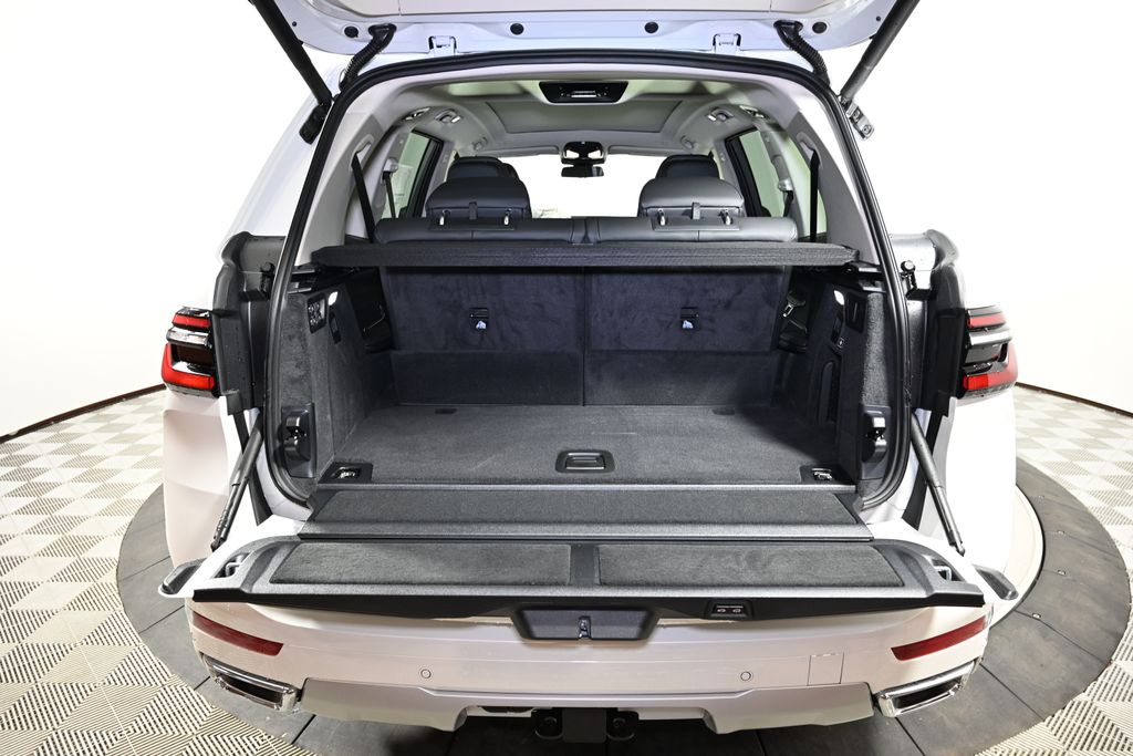 Thumbnail: 2026 BMW X7 - 10