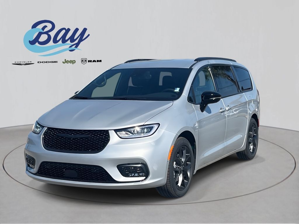 2026 Chrysler Pacifica Select's photo