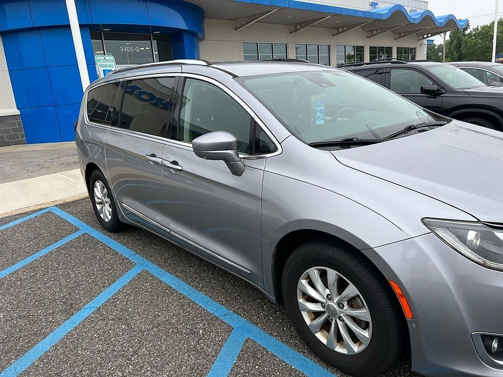 Thumbnail: 2018 Chrysler Pacifica - 3