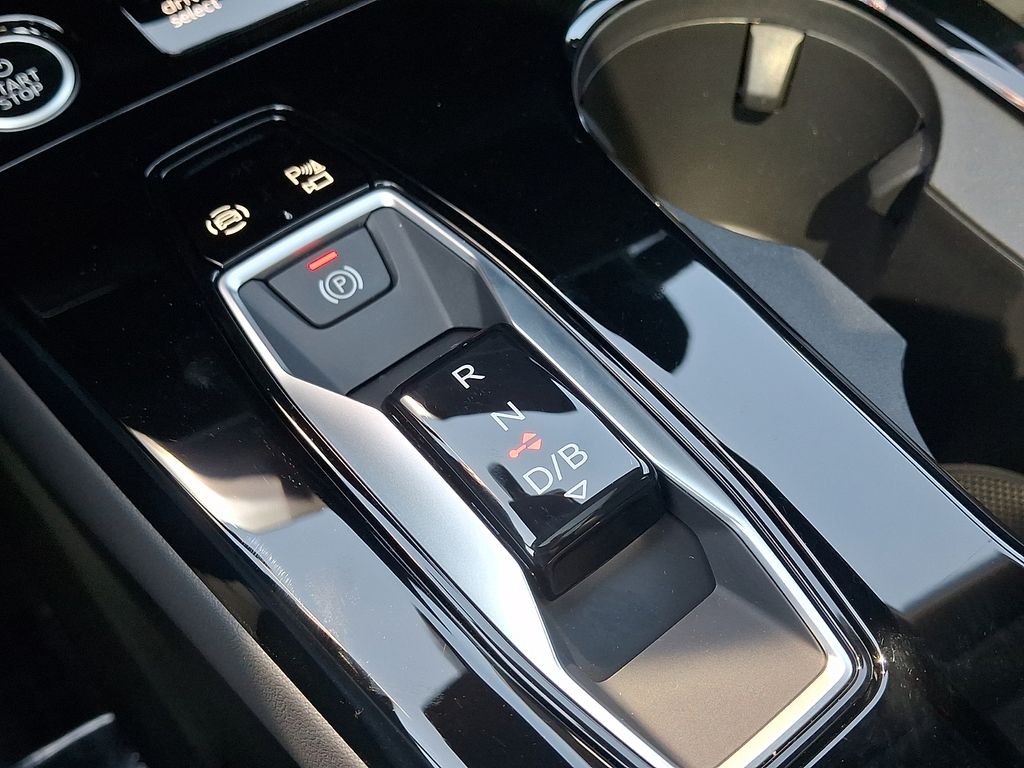 Thumbnail: 2025 Audi Q6 e-tron - 15