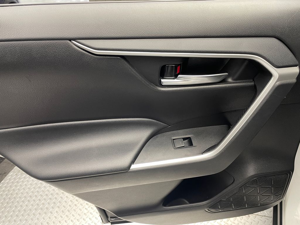 2022 Toyota RAV4 XLE 31