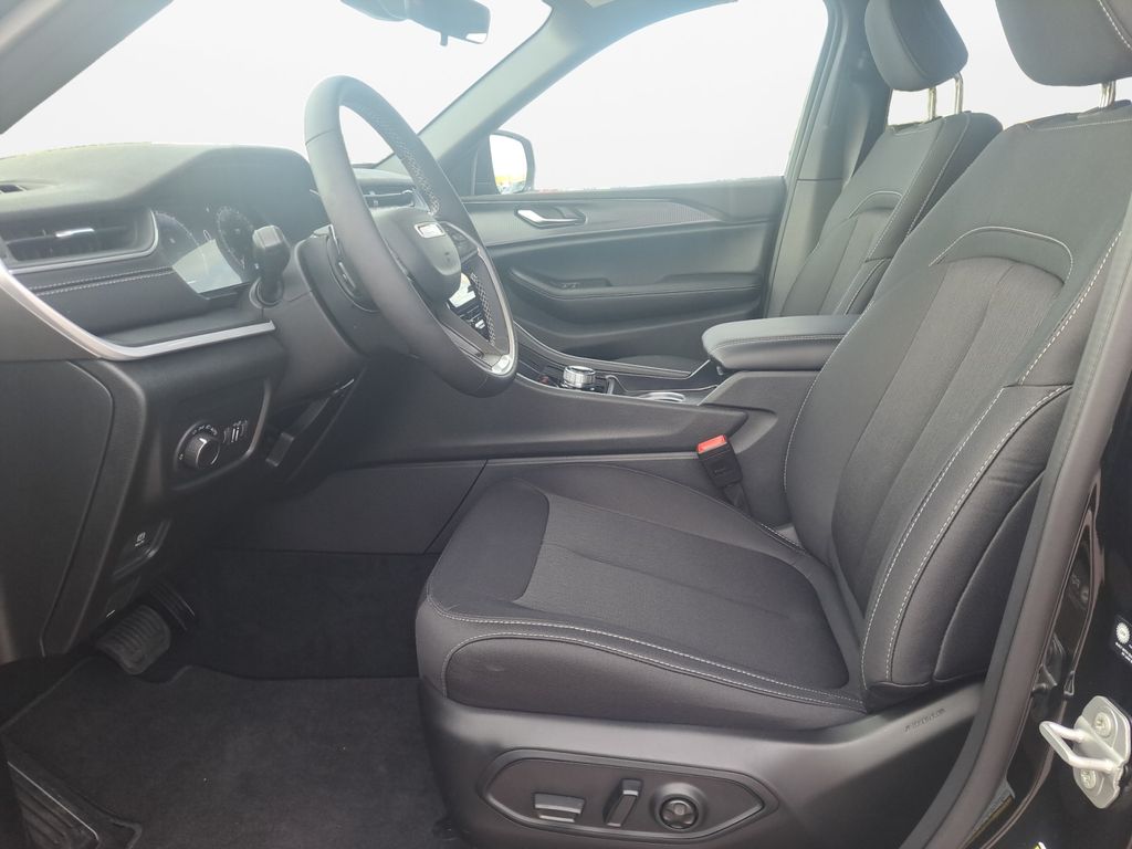 New Car 2025 Jeep Grand Cherokee  Laredo For Sale Under $40,000 In Austin, Texas