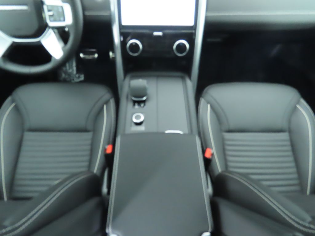 Thumbnail: 2024 Land Rover Discovery - 16