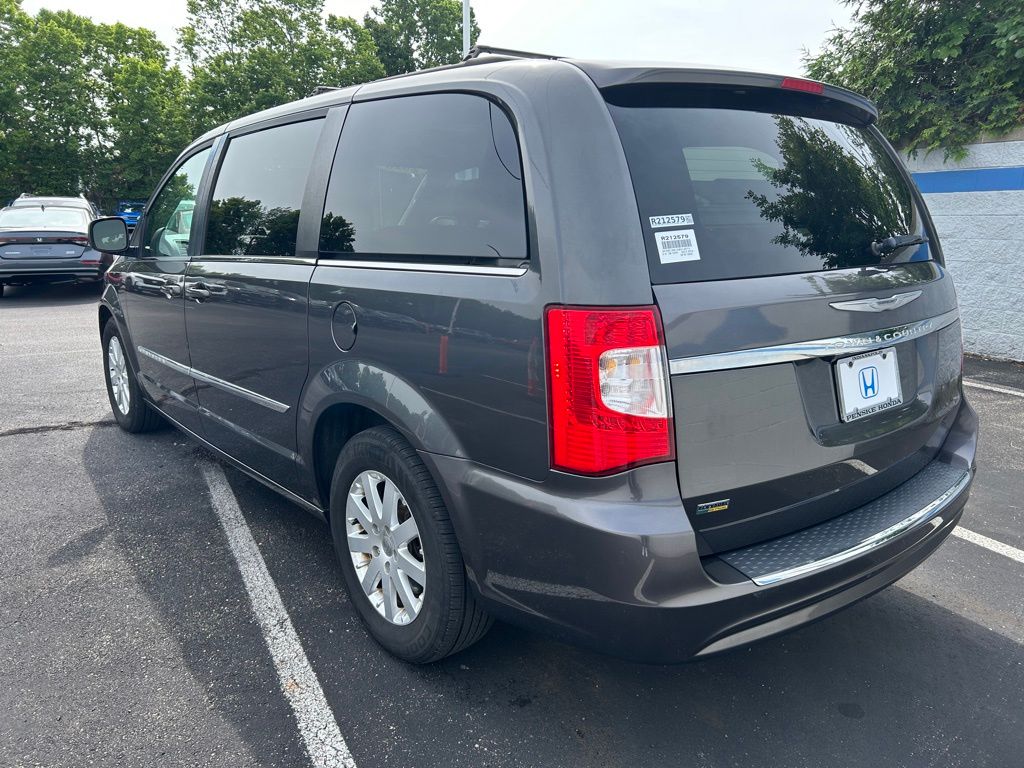Thumbnail: 2016 Chrysler Town & Country - 3