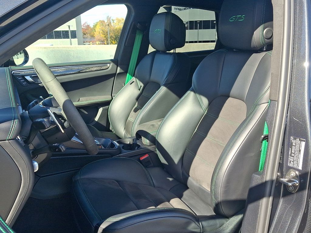 Thumbnail: 2022 Porsche Macan - 17