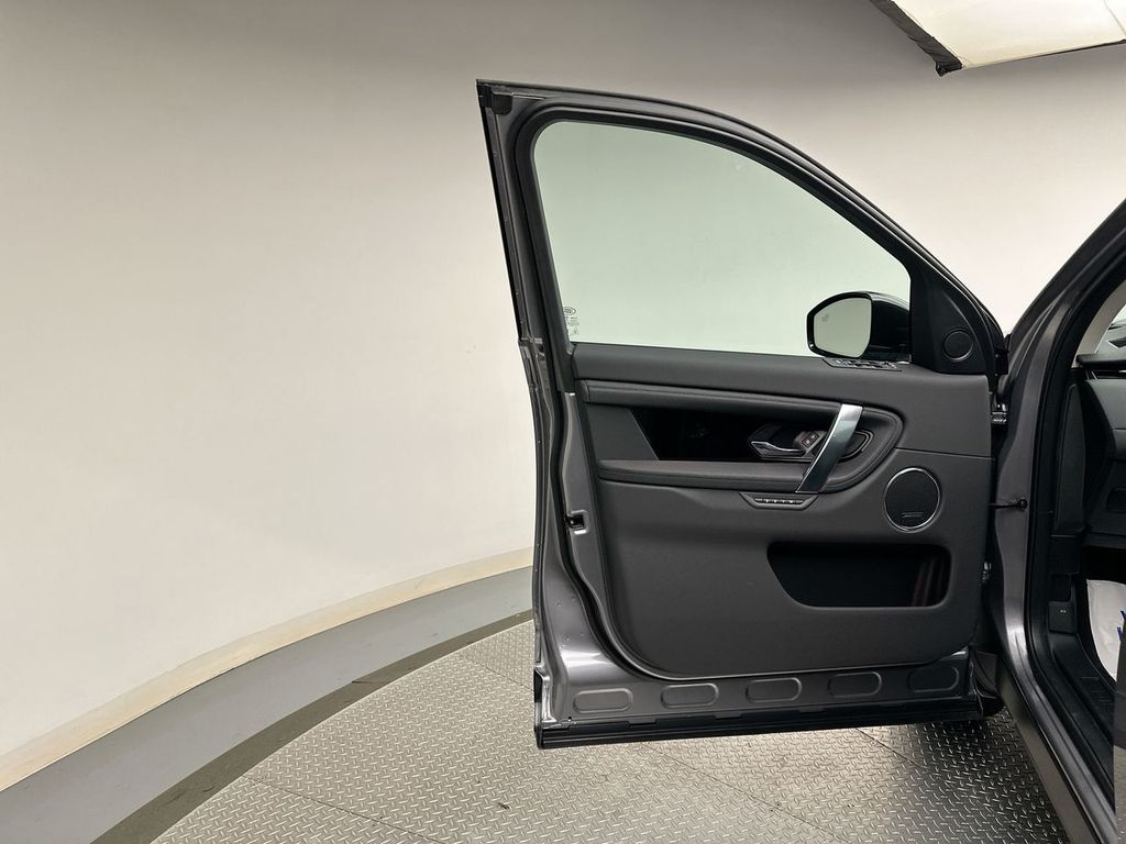 Thumbnail: 2025 Land Rover Discovery Sport - 15
