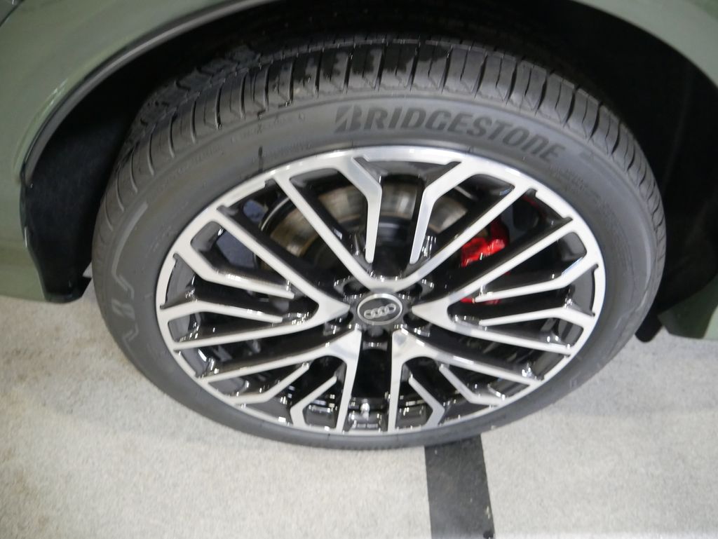 Thumbnail: 2026 Audi SQ5 - 13